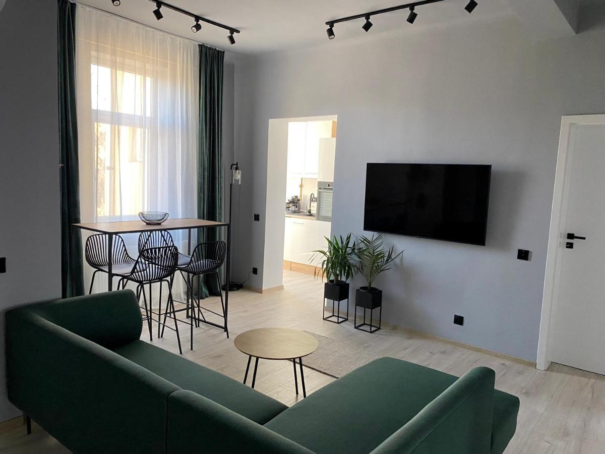 Dani'S Home Away From Home 오라데아 외부 사진